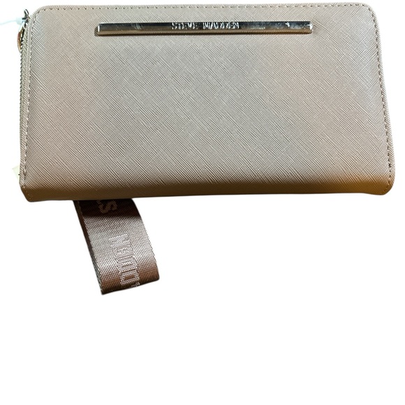 Steve Madden Handbags - Steve Madden Beige Zip Wallet